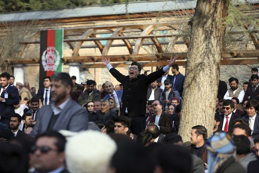 Un grupo de afganos repite consignas luego que varios cohetes fueron disparados durante la ceremonia de juramentaci&oacute;n de Ashraf Ghani como presidente de Afganist&aacute;n en Kabul, el 9 de marzo del 2020.