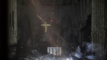 Vista interior de la catedral de Notre Dame de París, Francia, severamente afectada este lunes 15 de abril de 2019 por un voraz incendio.
