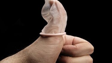 Las mejores herramientas para prevenir la clamidia son: el condón masculino de látex y su versión femenina de poliuretano. (Archivo)