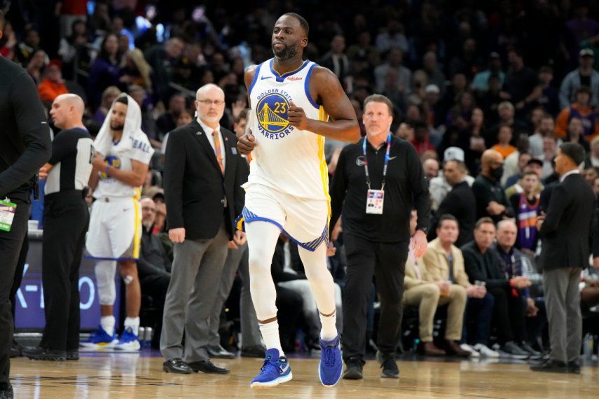 Draymond Green, alero de los Warriors de Golden State, abandona la cancha tras ser expulsado del encuentro de NBA ante los Suns de Phoenix, el martes 12 de diciembre de 2023&nbsp;