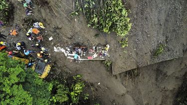 Imagen de folleto publicada por la oficina de prensa de Defensa Civil de Colombia que muestra una vista aérea de un deslizamiento de tierra de una montaña en el sector El Ruso, municipio de Pueblo Rico, en el noroeste de Bogotá, Colombia, el 4 de diciembre de 2022.