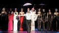 El diseñador francés Julien Fournie celebra con modelos después de su desfile durante la Semana de la Moda de Alta Costura Femenina Primavera/Verano 2024 en París el 23 de enero de 2024.