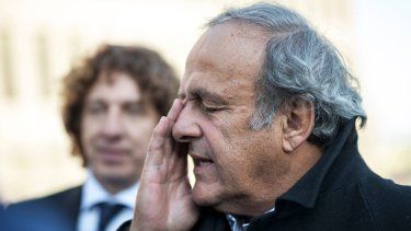 El expresidente de la UEFA, Michel Platini, gesticula tras abandonar la corte, el 3 de marzo de 2025.