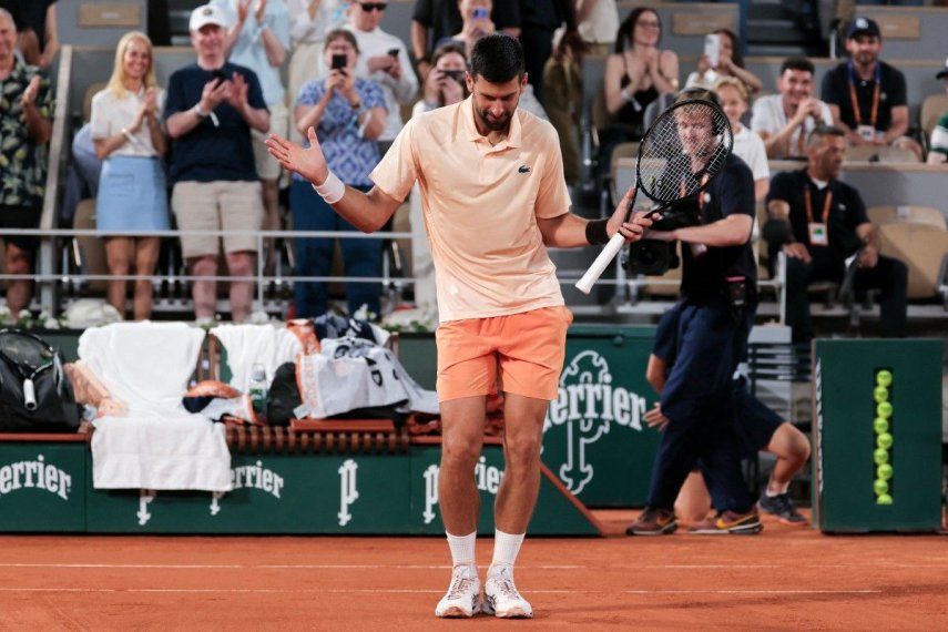 El serbio Novak Djokovic baila tras vencer al francés Giovanni Mpetshi Perricard al final de su partido individual masculino en la primera jornada del torneo de tenis Roland Garros, disputado en la pista Philippe-Chatrier del complejo Roland-Garros en París el 24 de mayo de 2026.&nbsp;