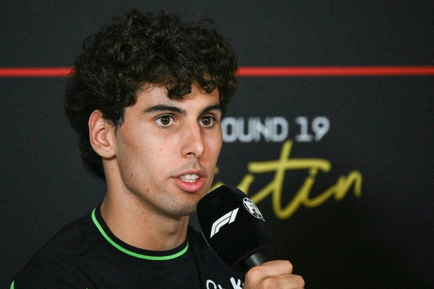 El piloto brasileño de Kick Sauber, Gabriel Bortoleto, habla durante una conferencia de prensa previa al Gran Premio de Fórmula Uno de Estados Unidos en el Circuito de las Américas en Austin, Texas, el 16 de octubre de 2025. El surgimiento de Gabriel Bortoleto, quien correrá en casa el 8 y 9 de noviembre de 2025 en el Gran Premio de Brasil, y del argentino Franco Colapinto ha dado un nuevo impulso a Latinoamérica en la Fórmula 1.