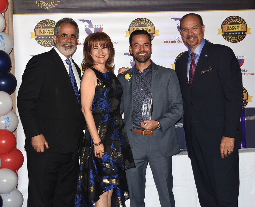 Eric Castellanos, CEO de Latin Café 2000, también fue premiado.