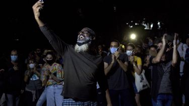 Jóvenes artistas protestan frente a las puertas del Ministerio de Cultura, en La Habana, Cuba, el viernes 27 de noviembre de 2020. Decenas de artistas cubanos se manifestaron contra la policía que desalojó a un grupo que participaba en una huelga de hambre.&nbsp;