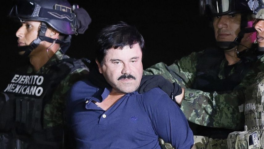 Imagen de archivo del momento en que las autoridades del Ejército mexicano procedían a la extradición de Joaquín El Chapo Guzmán.