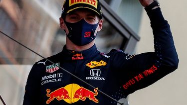 El piloto holandés ganador de Red Bull, Max Verstappen, celebra durante la ceremonia del podio después del Gran Premio de Fórmula 1 de Mónaco en el circuito urbano de Mónaco en Mónaco, el 23 de mayo de 2021. &nbsp; &nbsp;