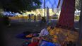 Migrantes que esperan respuesta a su solicitud de asilo en EEUU duermen en el puente internacional Puerta de México, en el estado mexicano de Tamaulipas.