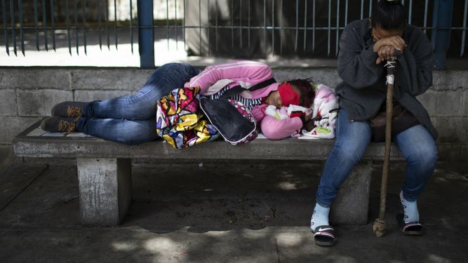 Familiares de pacientes con el coronavirus esperan autorización para visitar a sus parientes en la unidad de COVID-19 del Hospital José Gergorio Hernández de Caracas el 4 de octubre del 2020. El hospital está desbordado por la pandemia del coronavirus y la crisis económica de Venezuela y los familiares de los pacientes del COVID les llevan comida, ropa, sábanas y los bañan para asegurarse de que reciben esa atención básica.