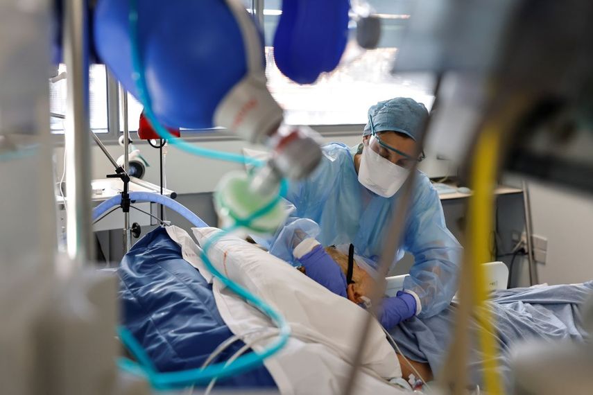 Personal médico atiende a un paciente con COVID-19 en la unidad de cuidados intensivos.