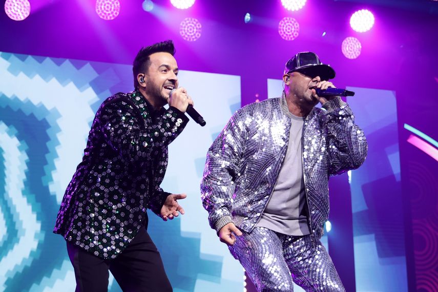 Luis Fonsi y Wisin actúan en el escenario durante la ceremonia de la Persona del Año de la Academia Latina de la Grabación 2024 en honor a Carlos Vives en el Centro de Convenciones de Miami Beach el 13 de noviembre de 2024 en Miami, Florida.