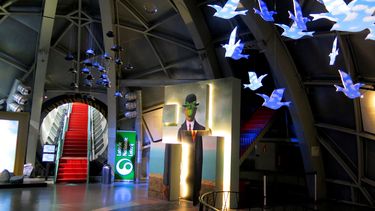 Para preparar esta muestra, que se prolongará hasta el próximo 10 de septiembre, la Fundación Magritte y el director de las exposición, Arnaud Bozzini, eligieron diez piezas del pintor que se encuentran en otros países, entre ellos Estados Unidos o Japón.