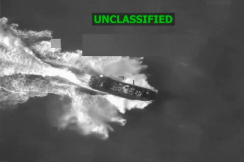 Imágenes del ataque de Estados Unidos a una narcolancha en el Caribe el 10 de noviembre de 2025.