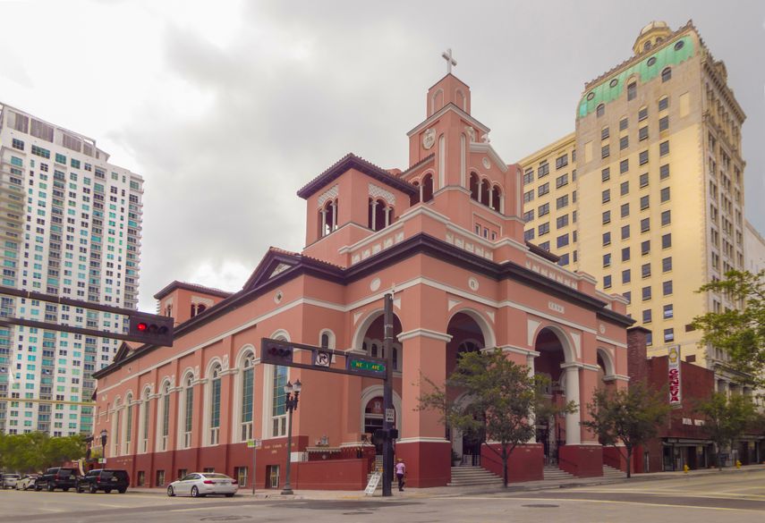 La icónica iglesia alberga la parroquia que fue creada en 1896, unos meses antes de la fundación de Miami como municipio.&nbsp;