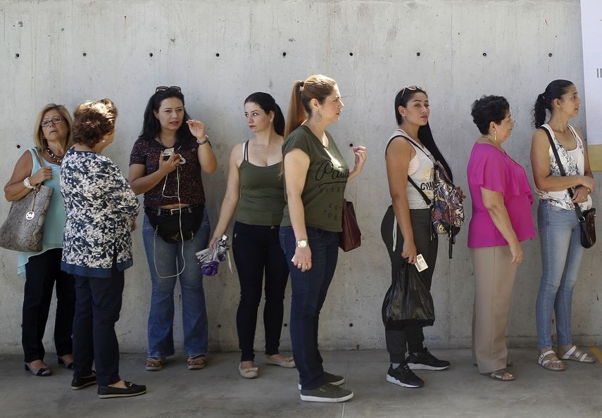 Fotografía de archivo fechada en marzo de 2018 de un grupo de mujeres haciendo fila para votar durante las elecciones legislativas, en Medellín, Colombia.&nbsp;