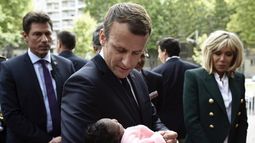 El presidente Emmanuel&nbsp;Macron sostiene en brazos a un recién nacido, durante su visita al hospital pediátrico Robert Debre en París.