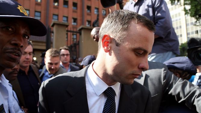 La fiscalía sostiene que Pistorius le disparó intencionalmente a Steenkamp después de una discusión (AP)