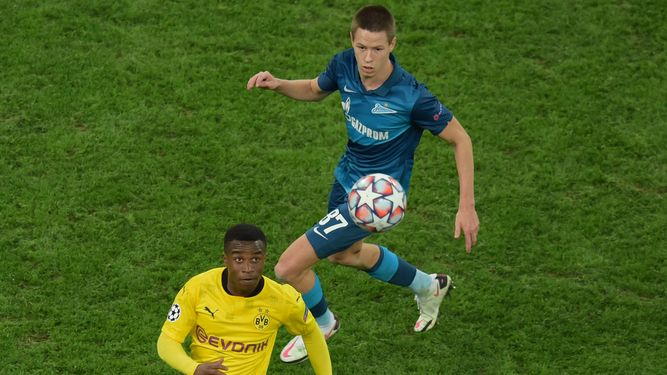 El joven futbolista saltó a la cancha en el minuto 58 en sustitución de Felix Passlack.