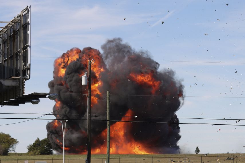 En esta imagen proporcionada por Nathaniel Ross Photography, un histórico avión militar se impacta contra el suelo tras chocar en pleno vuelo con otro durante un espectáculo aéreo en el Aeropuerto Executivo de Dallas, el sábado 12 de noviembre de 2022.&nbsp;
