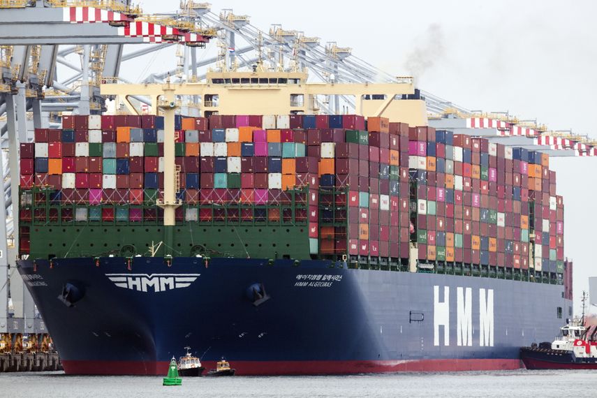 Un barco mercante en puerto de China.