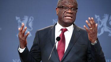En esta imagen del 11 de diciembre de 2018, el ganador de un Nobel Denis Mukwege habla con los medios durante una rueda de prensa en Oslo, Noruega. El cirujano, cuyo hospital en Congo ha atendido a unas 50.000 víctimas de la violencia sexual, creó un fondo para ofrecer compensaciones a sobrevivientes de conflictos en todo el mundo.