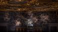 La arquitecta Arianna Abbatte revisa la obra de arte Il Paradiso de 1592 de los artistas venecianos Jacopo Robusti, también conocido como Tintoretto, y su hijo Domenico en el Palacio Ducal de Venecia, el miércoles 7 de diciembre de 2022.&nbsp;