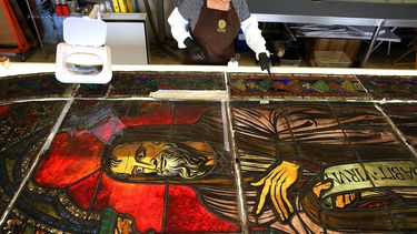 La vidriera francesa Flavie Vincent-Petit, trabaja en la limpieza y restauración de vidrieras de la catedral de Notre Dame de París en su taller, en la ciudad de Troyes, al noreste de Francia, el 21 de julio de 2022. Unos 15 artesanos trabajan en el proceso de reparación.