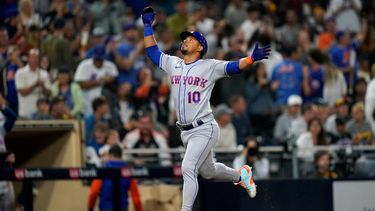 Eduardo Escobar, de los Mets de Nueva York, reacciona tras disparar un jonrón de dos carreras en el octavo inning del juego que enfrentó a su equipo con los Padres de San Diego, 6 de junio de 2022, en San Diego.&nbsp;