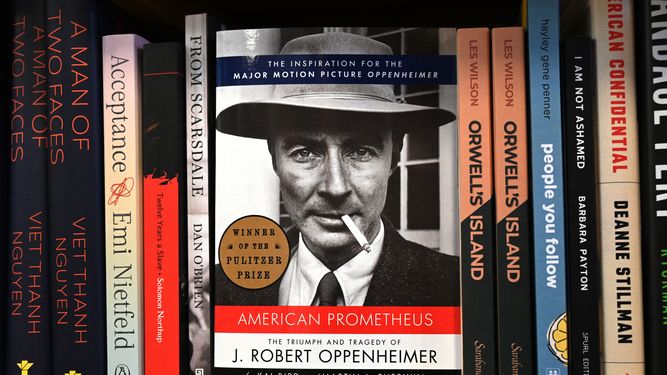 El libro “American Prometheus: The Triumph and Tragedy of J. Robert Oppenheimer” de Kai Bird y Martin J. Sherwin se exhibe el 5 de marzo de 2024 en una librería de Los Ángeles. El libro “American Prometheus: The Triumph and Tragedy of J. Robert Oppenheimer” de Kai Bird y Martin J. Sherwin se exhibe el 5 de marzo de 2024 en una librería de Los Ángeles.