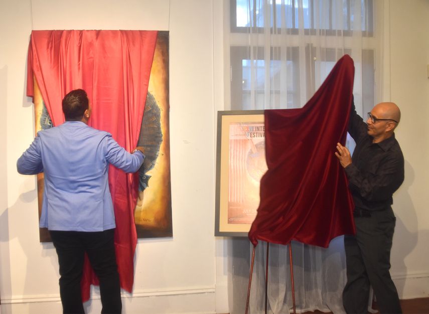El artista Tony Rodríguez devela la obra original, de su autoría, mientras que el director Eriberto Jiménez muestra el póster oficial de la vigésimo sexta edición del Festival Internacional de Ballet de Miami.