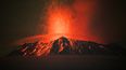 Materiales incandescentes, ceniza y humo son arrojados desde el volcán Popocatépetl en San Nicolás de los Ranchos, estado de Puebla, México, el 20 de mayo de 2023.