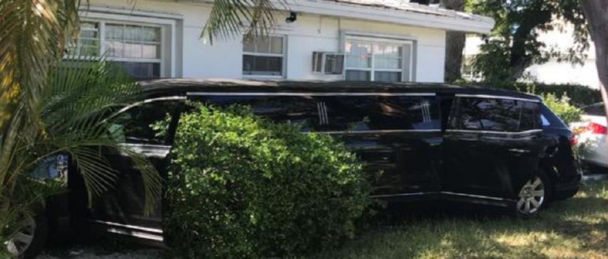 La limosina se impactó contra la vivienda tras chocar con un auto&nbsp;Infiniti de color blanco.