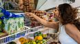 Mujer estadounidense haciendo compras en un establecimiento de alimentos&nbsp;