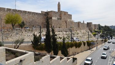 Jerusalén, ciudad tres veces santa, que judíos, cristianos y musulmanes celebran por igual, guarda más de 2.000 años de historia tras sus murallas.
