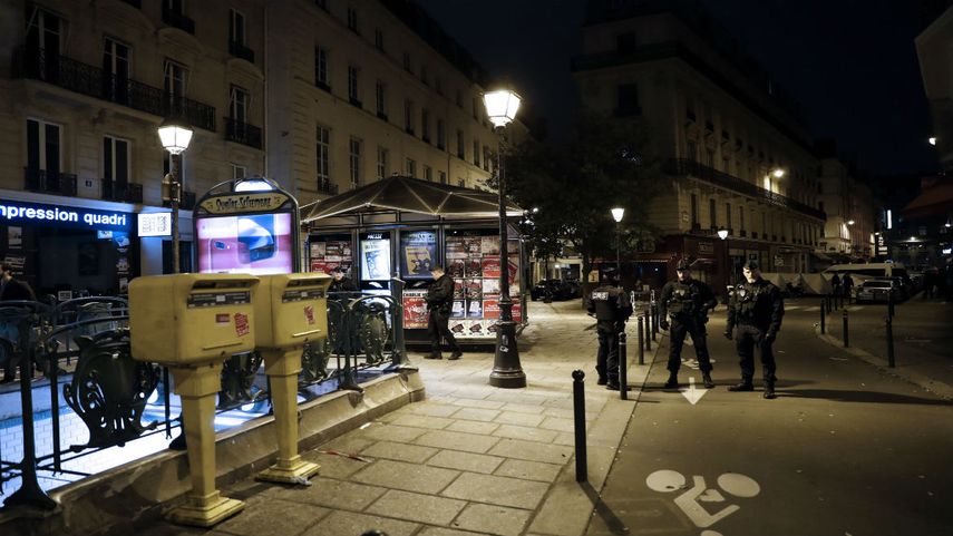 Agentes de seguridad vigilan la zona donde un hombre con un cuchillo mató a una persona e hirió a cuatro en París, Francia.