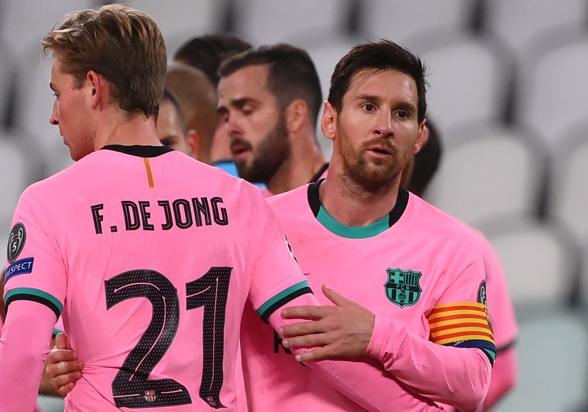 El argentino Lionel Messi es felicitado por su compañeros tras convertir de penal en la victoria 2-0 del Barcelona ante la Juventus, en la fecha 2 de la fase de grupos, de la Liga de Campeones