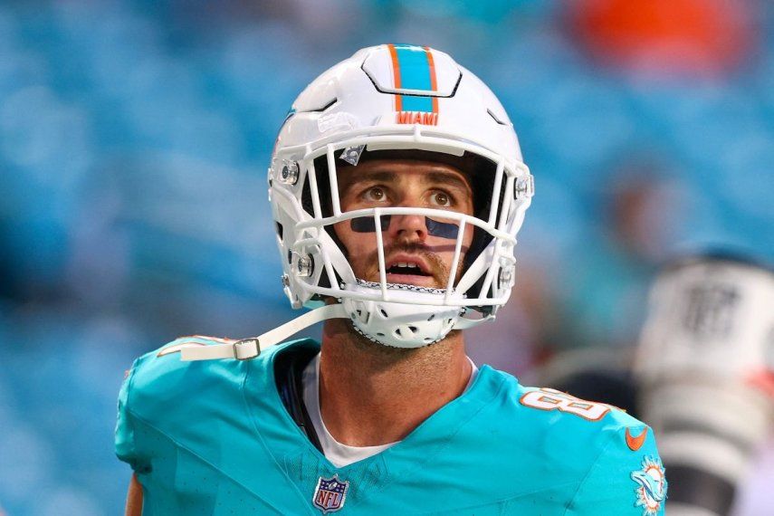 El tight end Durham Smythe, en ese entonces de los Dolphins de Miami, durante los calentamientos previos a un choque contra los Titans de Tennessee, el 30 de septiembre de 2024.