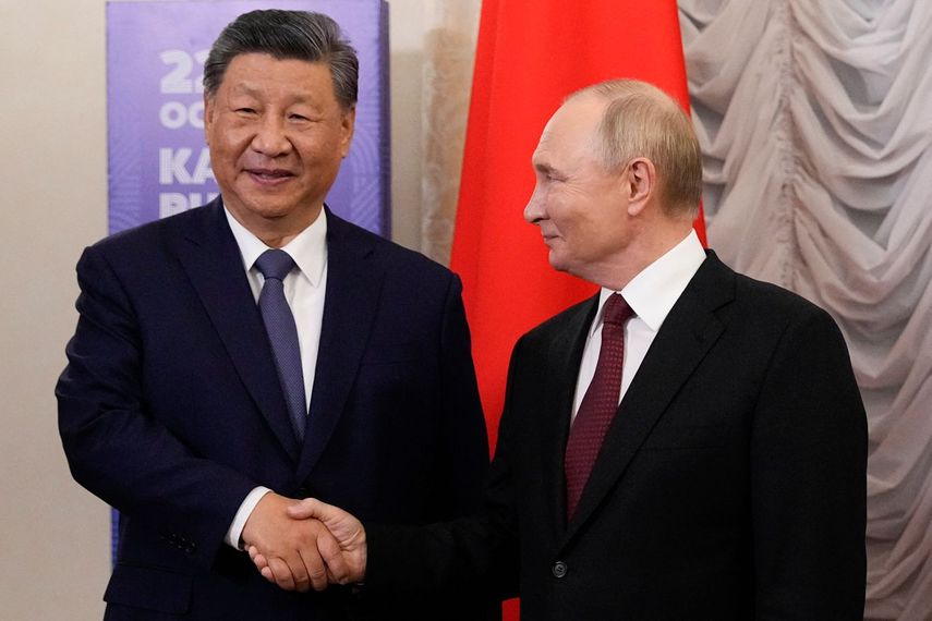 El líder del régimen chino Xi Jinping y el presidente de Rusia Vladimir Putin en el encuentro de la alianza BRICS en Kazán, Rusia.