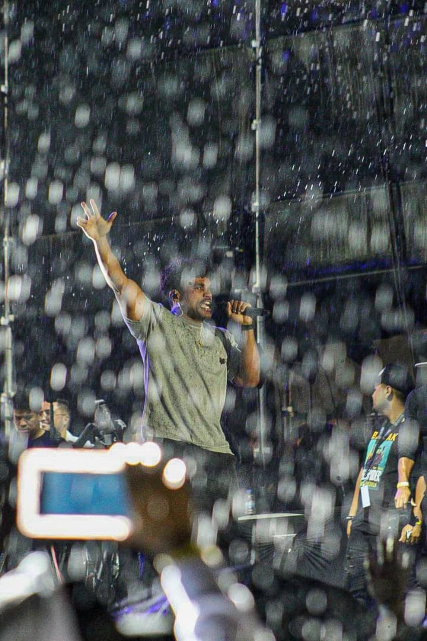 La agrupación cristiana Barak se presenta en el estacionamiento del estadio universitario de la Universidad Central de Venezuela (UCV).