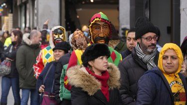 Dos personas con máscaras hacen fila para comprar lotería de Navidad en el centro de Madrid, España, el miércoles 21 de diciembre de 2022. El sorteo de Navidad del 22 de diciembre da inicio a las celebraciones navideñas tradicionales en España.&nbsp;