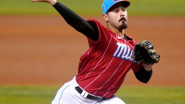 El abridor de los Marlins de Miami, Pablo López, lanza durante la tercera entrada de un juego de béisbol contra los Bravos de Atlanta, el domingo 11 de julio de 2021, en Miami
