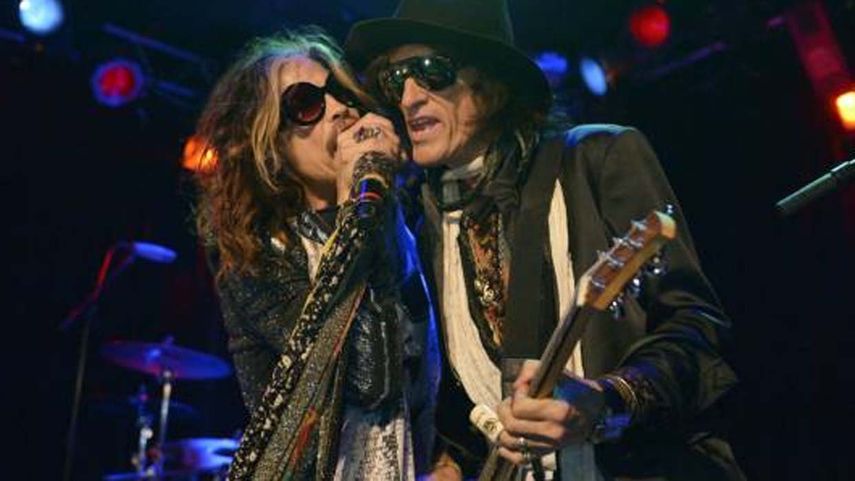 En esta foto del 8 de abril de 2014, Steven Tyler, izquierda, y Joe Perry, de Aerosmith, tocan en el Whisky A Go Go en Los Angeles.&nbsp;