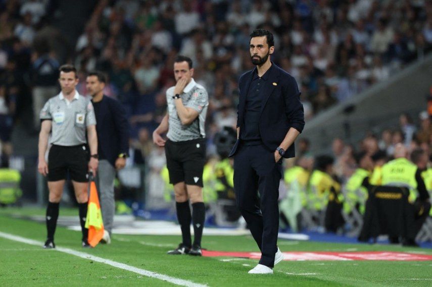 El entrenador español del Real Madrid, Álvaro Arbeloa, observa el partido de la liga española entre su club y el Girona FC en el estadio Santiago Bernabéu de Madrid, el 10 de abril de 2026.&nbsp;