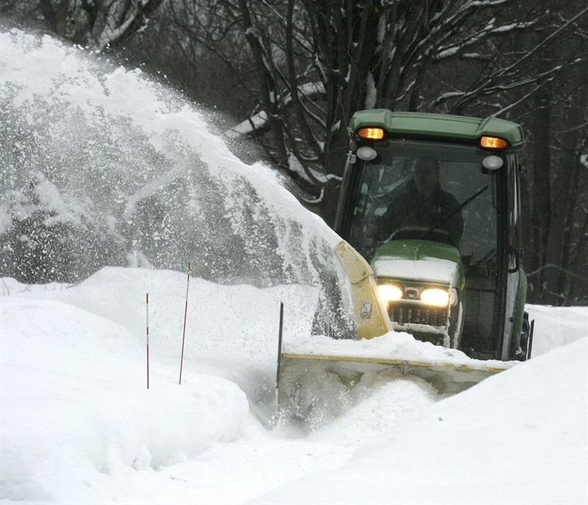 Un empleado municipal de Lyndonville trabaja para contrarrestar los efectos de la tormenta Marcus que afecta a EEUU. Foto EFE