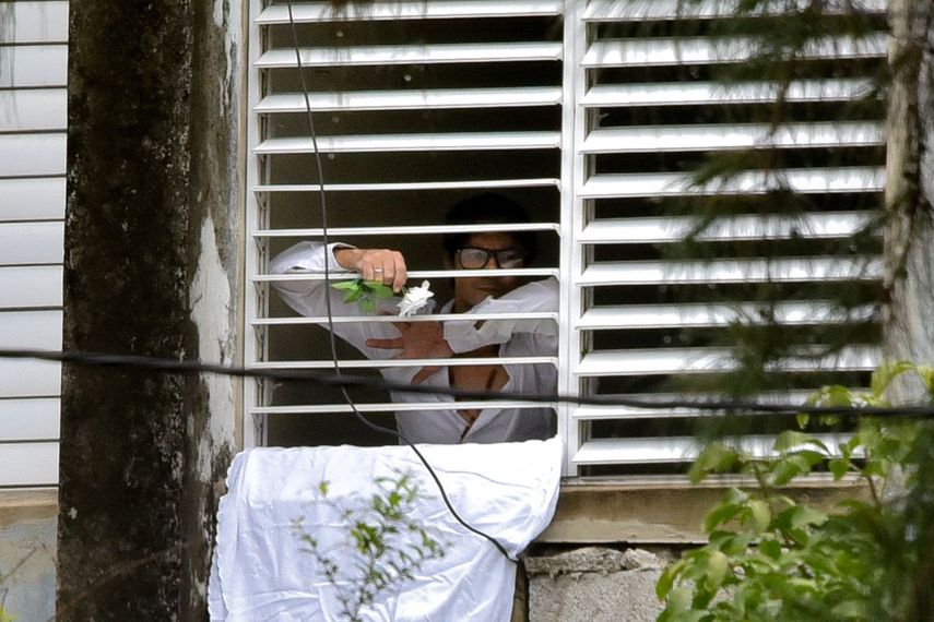 Yunior García, desde su casa co una rosa blanca.