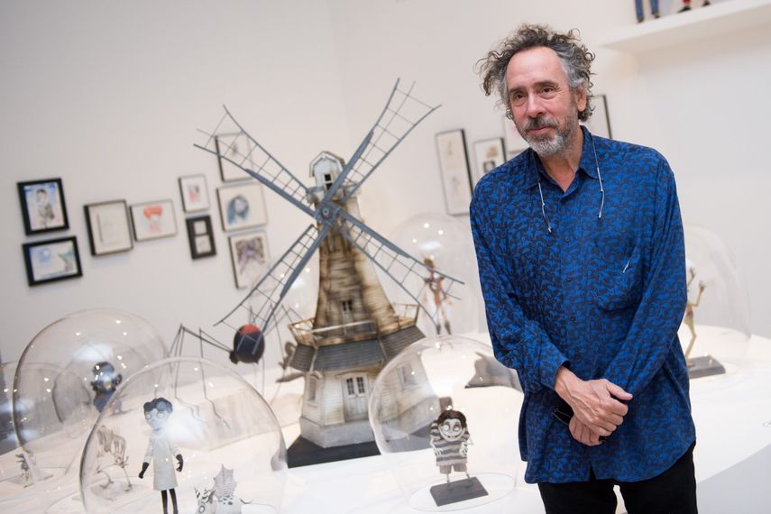 El cineasta estadounidense Tim Burton posa junto algunas de las piezas que expone en la muestra El Mundo de Tim Burton.