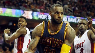 James llega a 20.000 tantos en derrota del Heat 