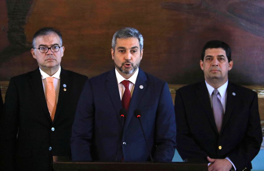 El&nbsp;presidente&nbsp;de&nbsp;Paraguay, Mario Abdo Benítez (c), brinda una conferencia de prensa acompañado de miembros de su gabinete.